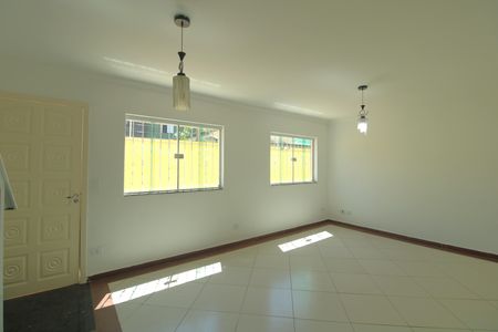 Casa de condomínio para alugar com 100m², 3 quartos e 2 vagasSala