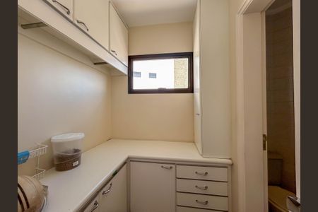 Apartamento à venda com 198m², 3 quartos e 4 vagas Apartamento à venda com 198m², 3 quartos e 4 vagasÁrea de Serviço