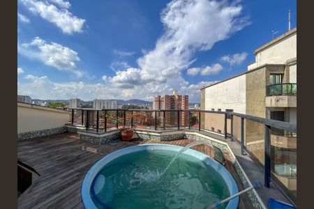 Apartamento à venda com 198m², 3 quartos e 4 vagas Apartamento à venda com 198m², 3 quartos e 4 vagasPiscina