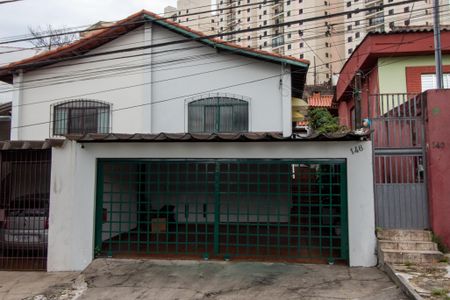 Casa à venda com 132m², 2 quartos e 2 vagas Casa à venda com 132m², 2 quartos e 2 vagasFachada