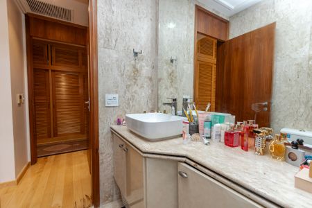 Apartamento à venda com 275m², 4 quartos e 7 vagasBanheiro da Suíte 3