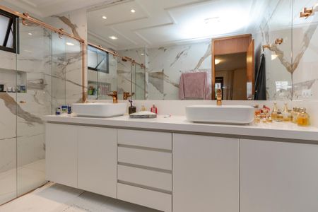 Apartamento à venda com 275m², 4 quartos e 7 vagasBanheiro da Suíte 1