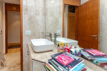 Apartamento à venda com 275m², 4 quartos e 7 vagasBanheiro da Suíte 4