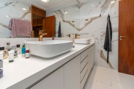 Apartamento à venda com 275m², 4 quartos e 7 vagasBanheiro da Suíte 1