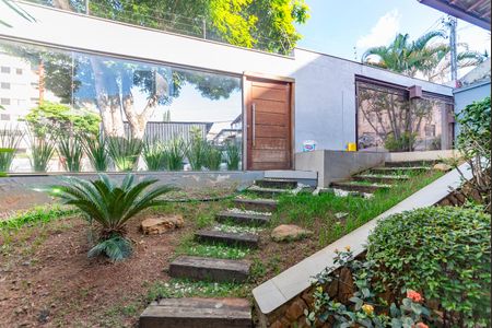 Casa à venda com 453m², 4 quartos e 2 vagas Casa à venda com 453m², 4 quartos e 2 vagasEntrada