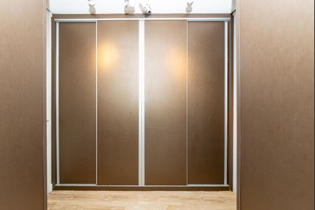 Casa à venda com 453m², 4 quartos e 2 vagas Casa à venda com 453m², 4 quartos e 2 vagasCloset da suíte 1