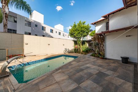 Casa à venda com 453m², 4 quartos e 2 vagas Casa à venda com 453m², 4 quartos e 2 vagasQuintal