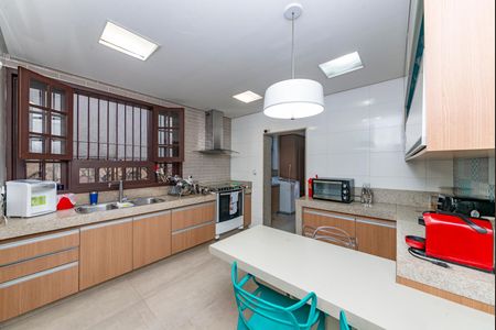 Casa à venda com 453m², 4 quartos e 2 vagas Casa à venda com 453m², 4 quartos e 2 vagasCozinha