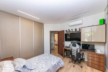 Casa à venda com 453m², 4 quartos e 2 vagas Casa à venda com 453m², 4 quartos e 2 vagasQuarto 4