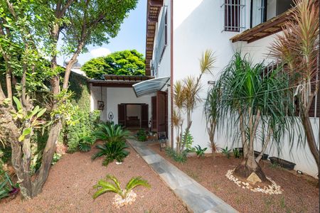 Casa à venda com 453m², 4 quartos e 2 vagas Casa à venda com 453m², 4 quartos e 2 vagasQuintal