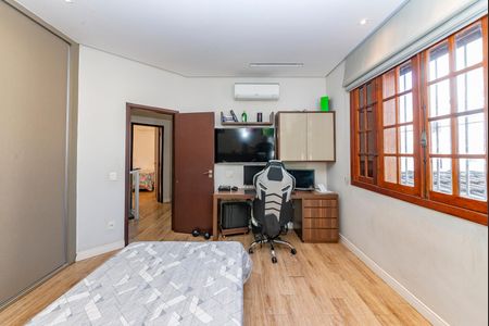 Casa à venda com 453m², 4 quartos e 2 vagas Casa à venda com 453m², 4 quartos e 2 vagasQuarto 4