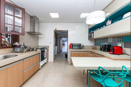 Casa à venda com 453m², 4 quartos e 2 vagas Casa à venda com 453m², 4 quartos e 2 vagasCozinha