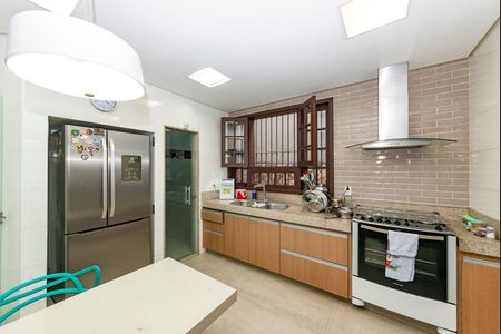 Casa à venda com 453m², 4 quartos e 2 vagas Casa à venda com 453m², 4 quartos e 2 vagasCozinha