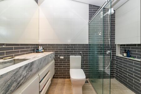 Casa à venda com 453m², 4 quartos e 2 vagas Casa à venda com 453m², 4 quartos e 2 vagasBanheiro da Suíte 1