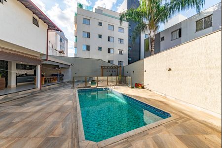 Casa à venda com 453m², 4 quartos e 2 vagas Casa à venda com 453m², 4 quartos e 2 vagasPiscina