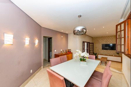 Casa à venda com 453m², 4 quartos e 2 vagas Casa à venda com 453m², 4 quartos e 2 vagasSala 2