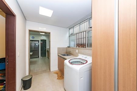 Casa à venda com 453m², 4 quartos e 2 vagas Casa à venda com 453m², 4 quartos e 2 vagasÁrea de Serviço