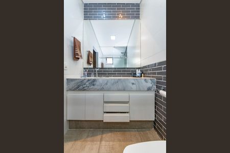 Casa à venda com 453m², 4 quartos e 2 vagas Casa à venda com 453m², 4 quartos e 2 vagasBanheiro da Suíte 1