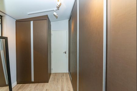Casa à venda com 453m², 4 quartos e 2 vagas Casa à venda com 453m², 4 quartos e 2 vagasCloset da suíte 1