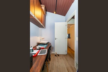 Casa à venda com 453m², 4 quartos e 2 vagas Casa à venda com 453m², 4 quartos e 2 vagasEscritório