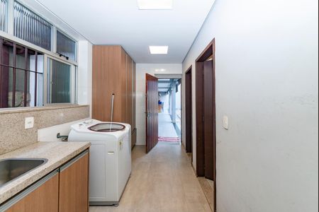 Casa à venda com 453m², 4 quartos e 2 vagas Casa à venda com 453m², 4 quartos e 2 vagasÁrea de Serviço