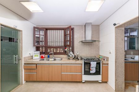 Casa à venda com 453m², 4 quartos e 2 vagas Casa à venda com 453m², 4 quartos e 2 vagasCozinha