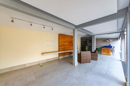 Casa à venda com 453m², 4 quartos e 2 vagas Casa à venda com 453m², 4 quartos e 2 vagasVaranda