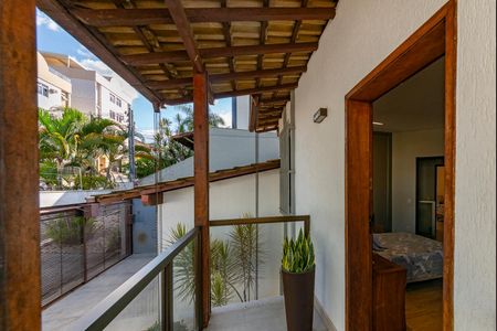 Casa à venda com 453m², 4 quartos e 2 vagas Casa à venda com 453m², 4 quartos e 2 vagasVaranda do Quarto 4