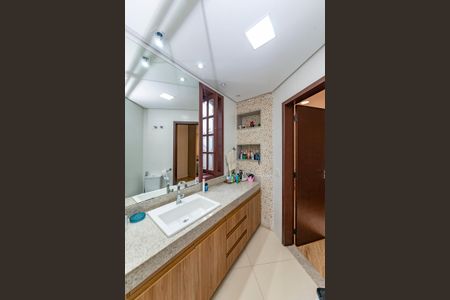 Casa à venda com 453m², 4 quartos e 2 vagas Casa à venda com 453m², 4 quartos e 2 vagasBanheiro da Suíte 2