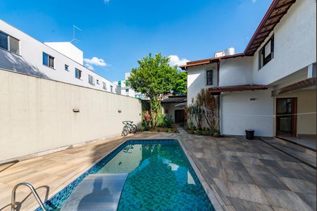 Casa à venda com 453m², 4 quartos e 2 vagas Casa à venda com 453m², 4 quartos e 2 vagasPiscina