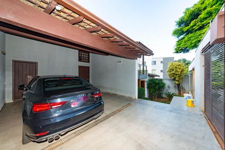 Casa à venda com 453m², 4 quartos e 2 vagas Casa à venda com 453m², 4 quartos e 2 vagasGaragem