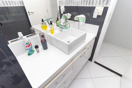 Casa à venda com 201m², 3 quartos e 2 vagas Casa à venda com 201m², 3 quartos e 2 vagasBanheiro Social