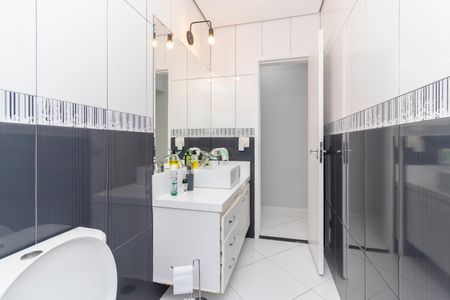 Casa à venda com 201m², 3 quartos e 2 vagas Casa à venda com 201m², 3 quartos e 2 vagasBanheiro Social