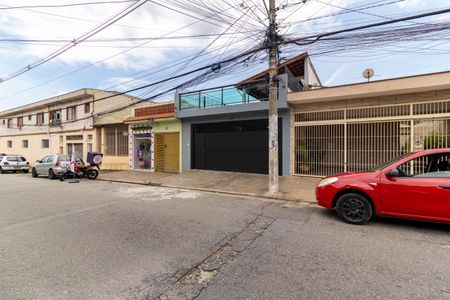 Casa à venda com 201m², 3 quartos e 2 vagas Casa à venda com 201m², 3 quartos e 2 vagasFachada