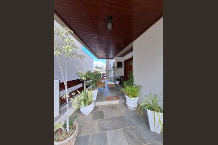 Casa à venda com 311m², 4 quartos e 6 vagasEntrada