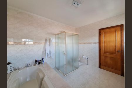 Casa à venda com 311m², 4 quartos e 6 vagasBanheiro Quarto 4