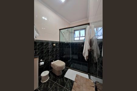 Casa à venda com 311m², 4 quartos e 6 vagasBanheiro Quarto 1