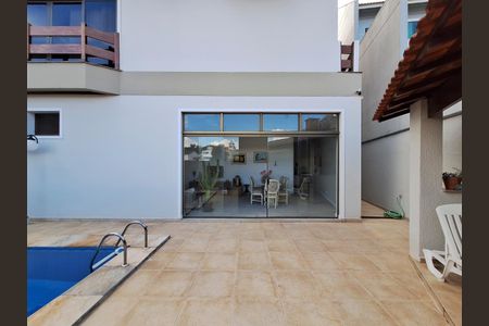 Casa à venda com 311m², 4 quartos e 6 vagasPiscina