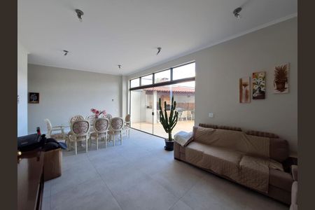 Casa à venda com 311m², 4 quartos e 6 vagasSalão