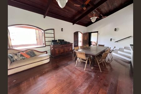 Casa à venda com 700m², 4 quartos e 2 vagasSala