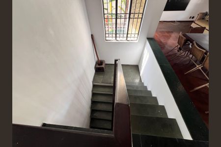 Casa à venda com 700m², 4 quartos e 2 vagasEscada