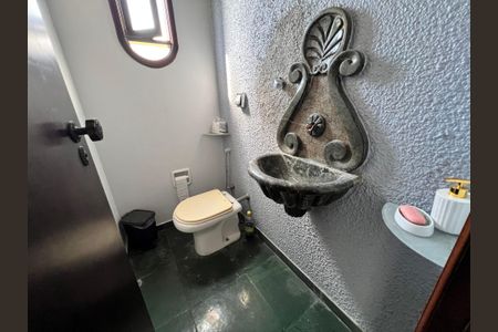 Casa à venda com 700m², 4 quartos e 2 vagasLavabo Sala