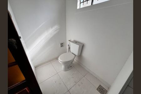 Casa à venda com 700m², 4 quartos e 2 vagasQuarto 2 Banheiro
