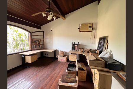 Casa à venda com 700m², 4 quartos e 2 vagasSala