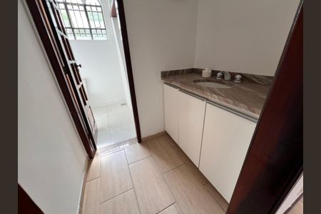Casa à venda com 700m², 4 quartos e 2 vagasQuarto 2 Banheiro
