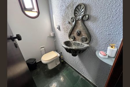 Casa à venda com 700m², 4 quartos e 2 vagasLavabo Sala