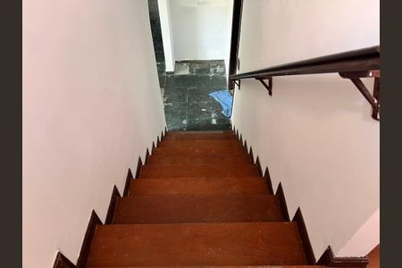 Casa à venda com 700m², 4 quartos e 2 vagasEscada