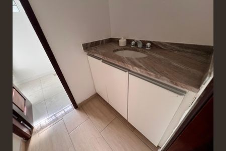 Casa à venda com 700m², 4 quartos e 2 vagasQuarto 2 Banheiro