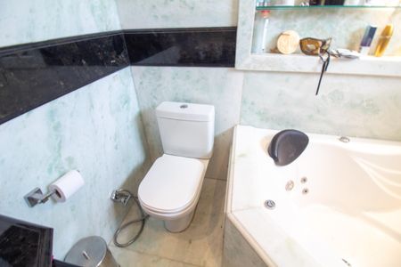 Apartamento à venda com 205m², 4 quartos e 5 vagasBanheiro da Suíte 4