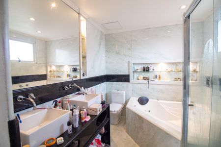 Apartamento à venda com 205m², 4 quartos e 5 vagasBanheiro da Suíte 4